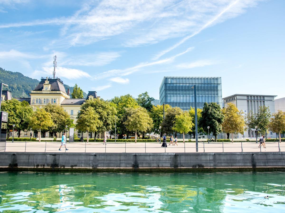 Blick auf das Kunsthaus in Bregenz vom Bodensee