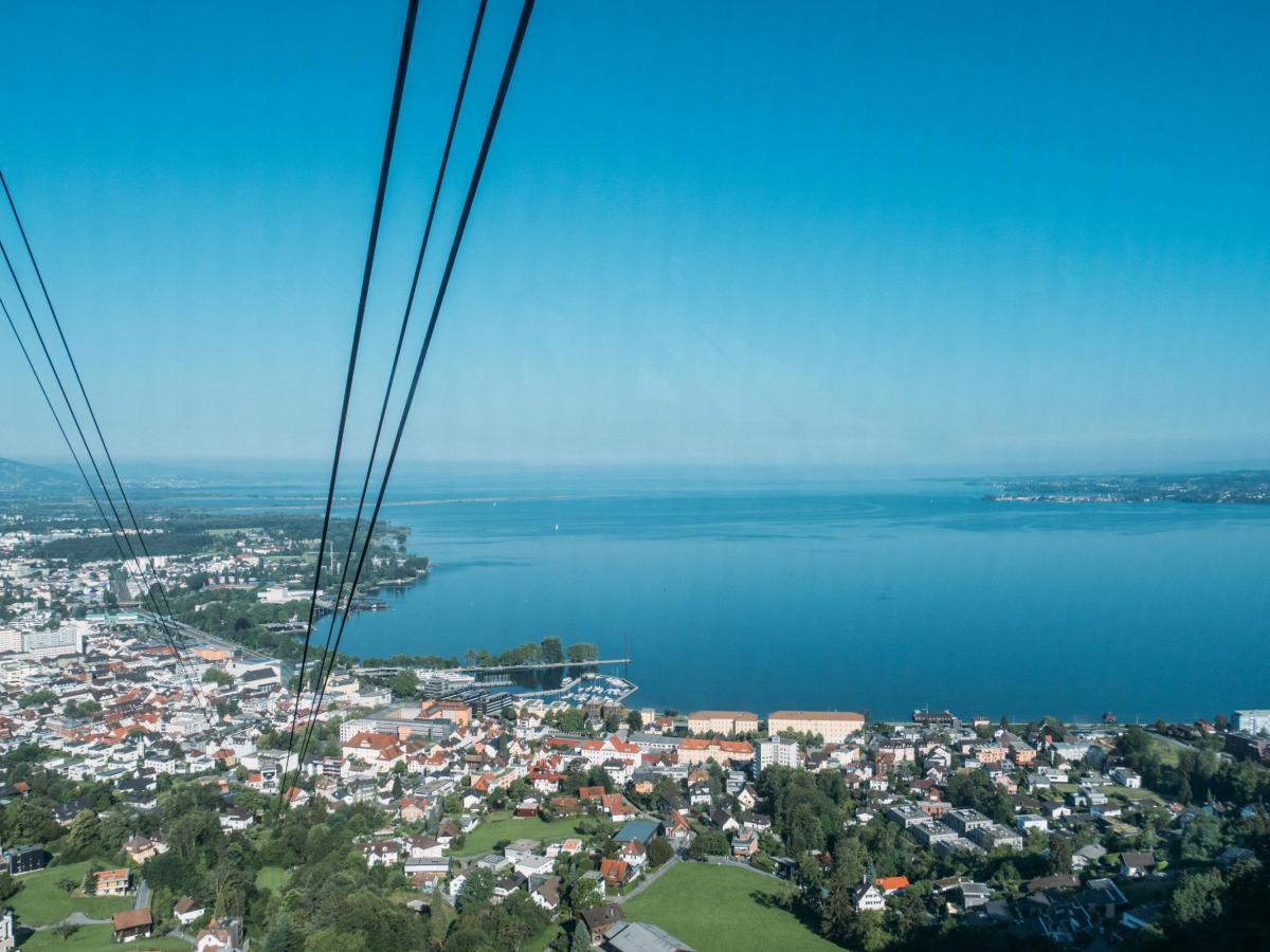 Blick aus der Pfänderbahn auf Bregenz und den Bodensee