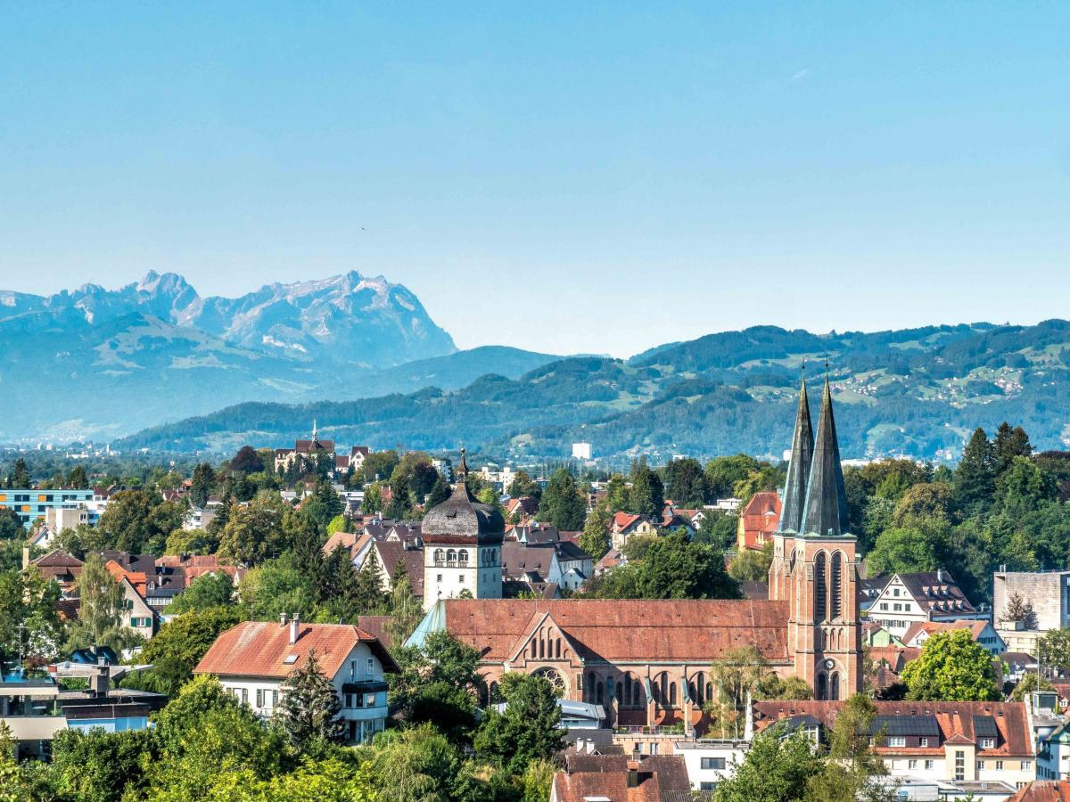 Blick auf Herz Jesu Kirche in Bregenz aus der Pfänderbahn